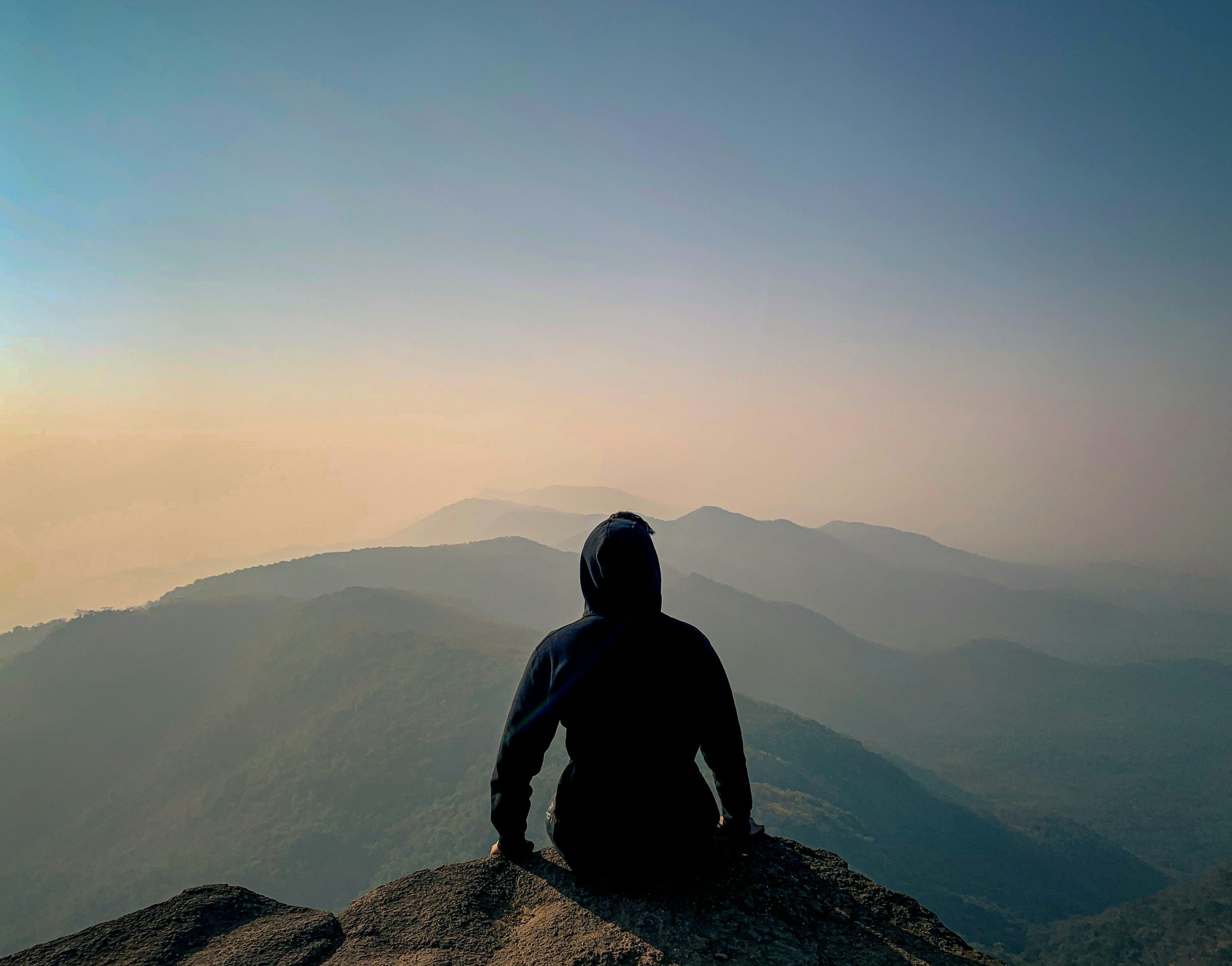 Trekking e Saúde Mental: A Terapia da Montanha