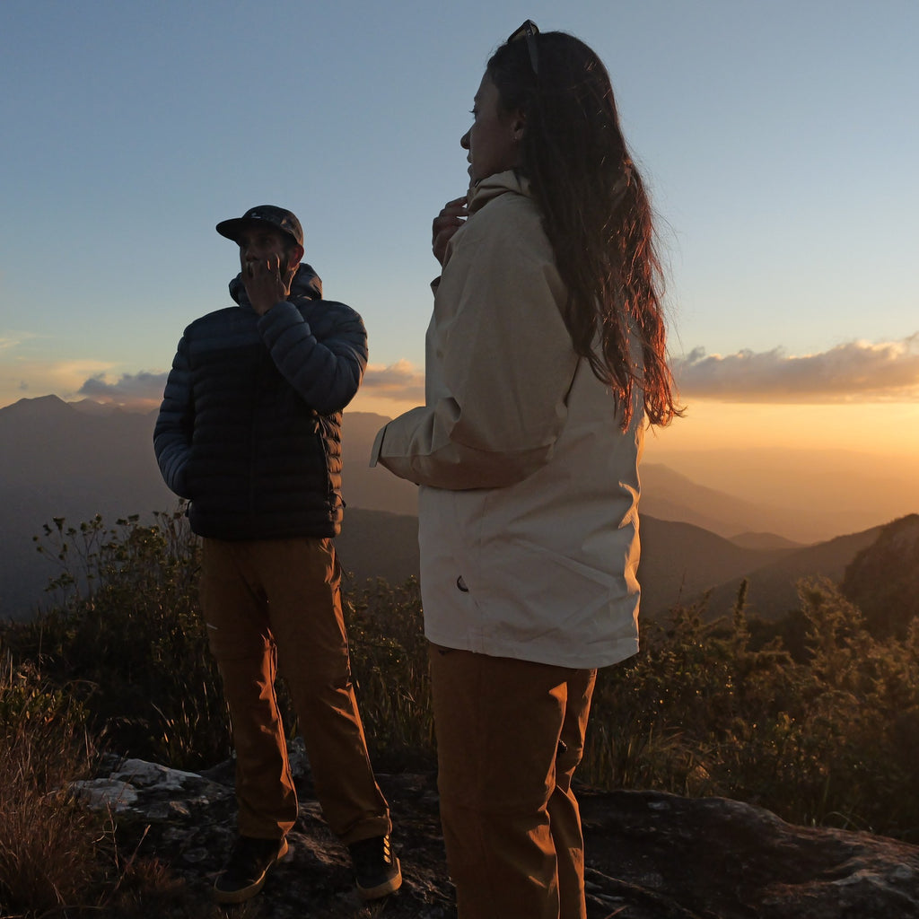 Jaqueta Feminina Corta Vento Bege — golden hour na Mantiqueira