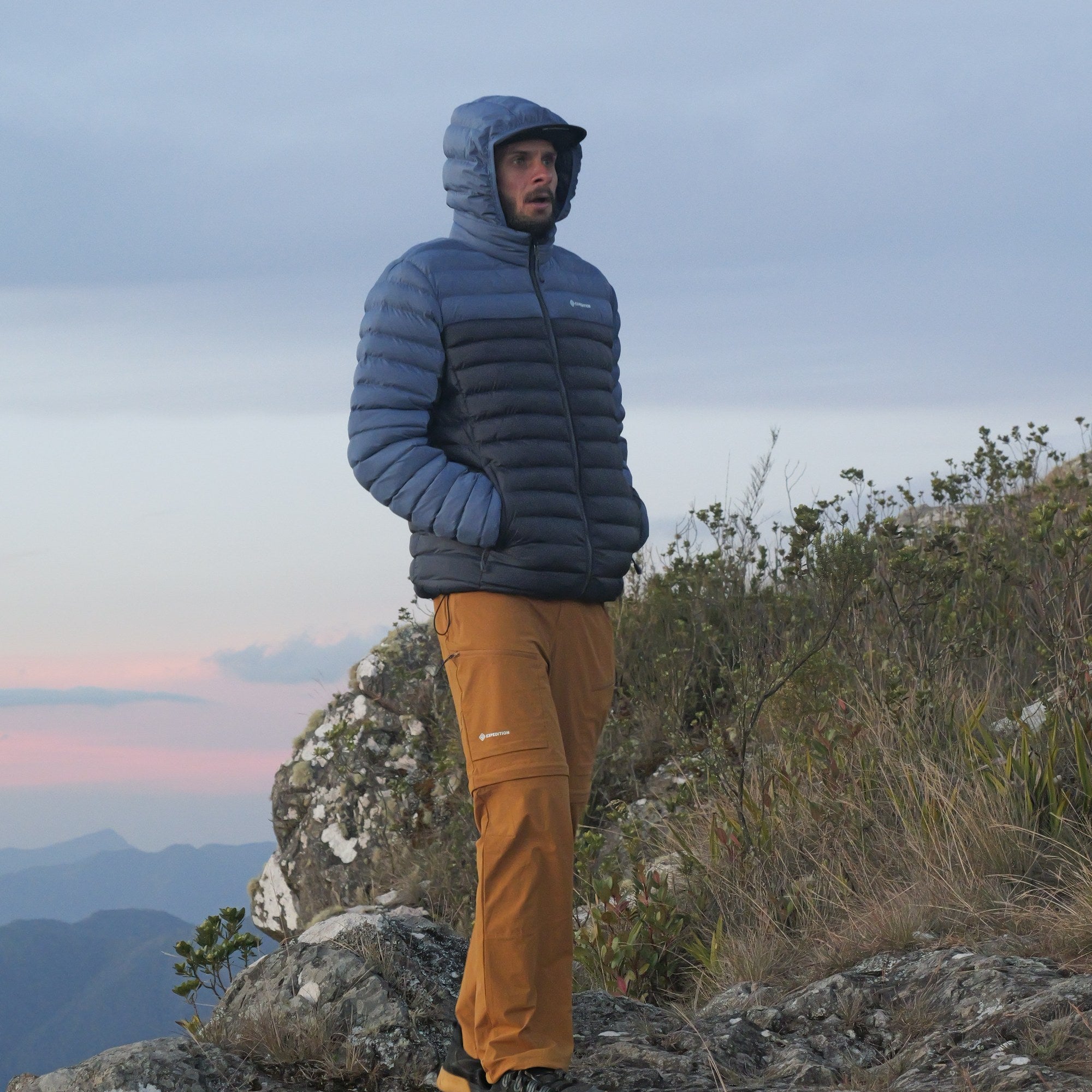 Calça Sollipulli mostarda — perfil no vento frio de cume