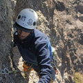 Fleece Térmica Unissex Azul — guiando na via com rack no cadeirante, Serra da Mantiqueira