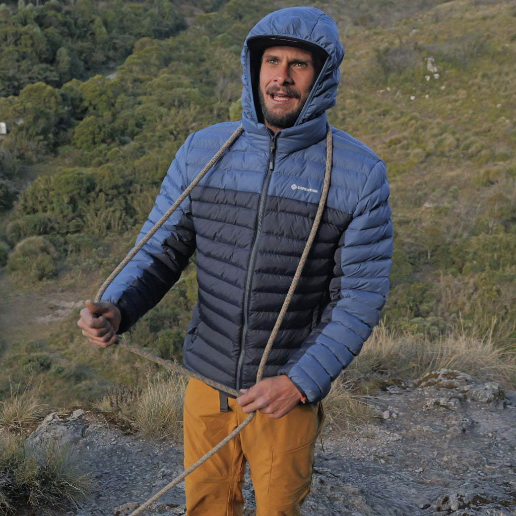 Jaqueta Puff Térmica Sollipulli Series — corpo inteiro em campo, Serra da Mantiqueira
