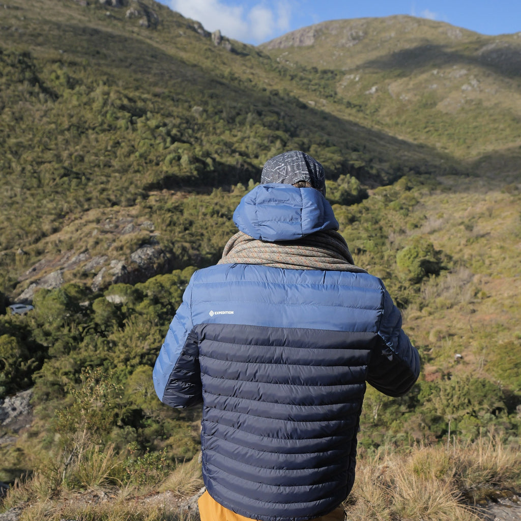 Jaqueta Puff Térmica — vista das costas no vale da Mantiqueira
