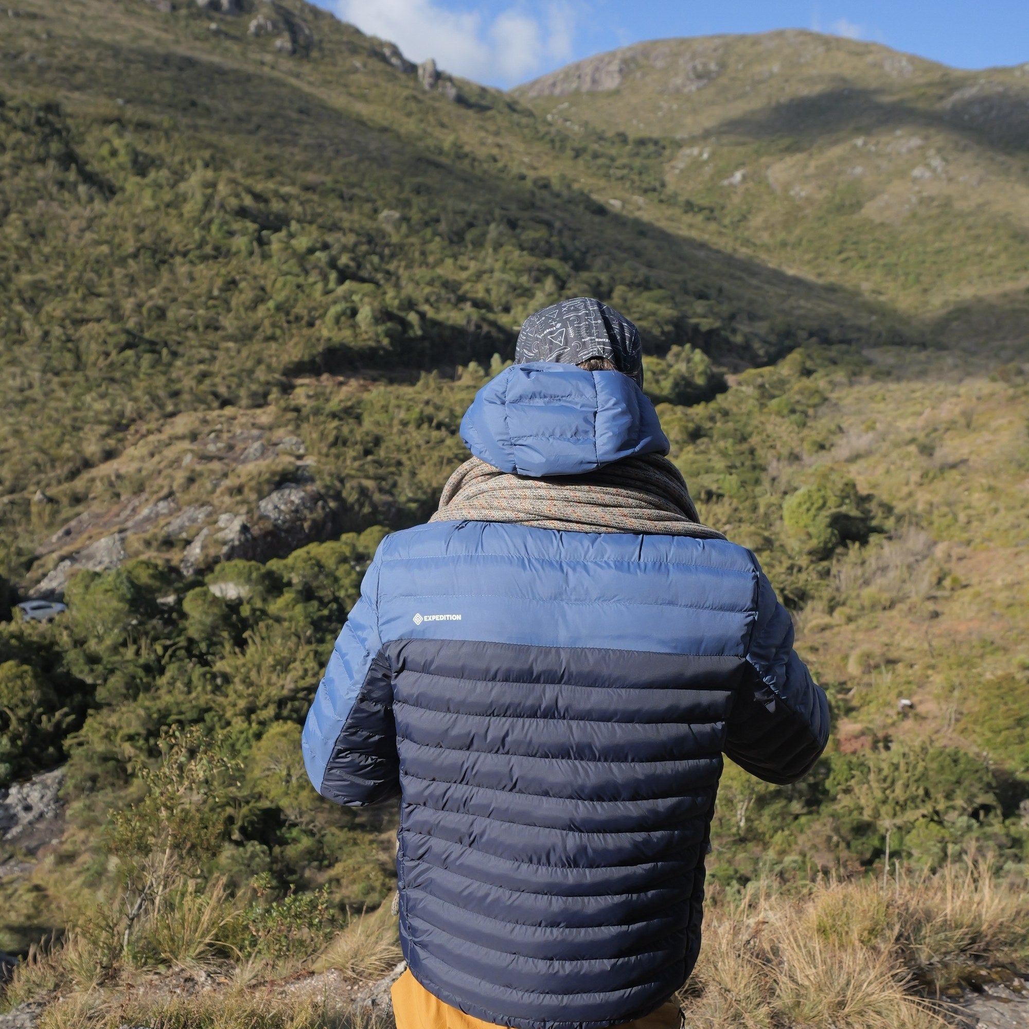 Jaqueta Puff Térmica — vista das costas no vale da Mantiqueira