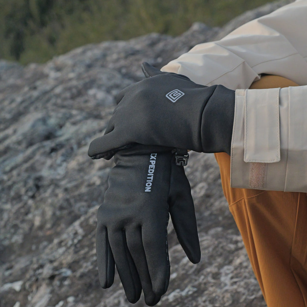 Luvas Térmicas Touch Mantiqueira Series — close com logo Expedition no entardecer