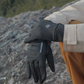 Luvas Térmicas Touch Mantiqueira Series — close com logo Expedition no entardecer
