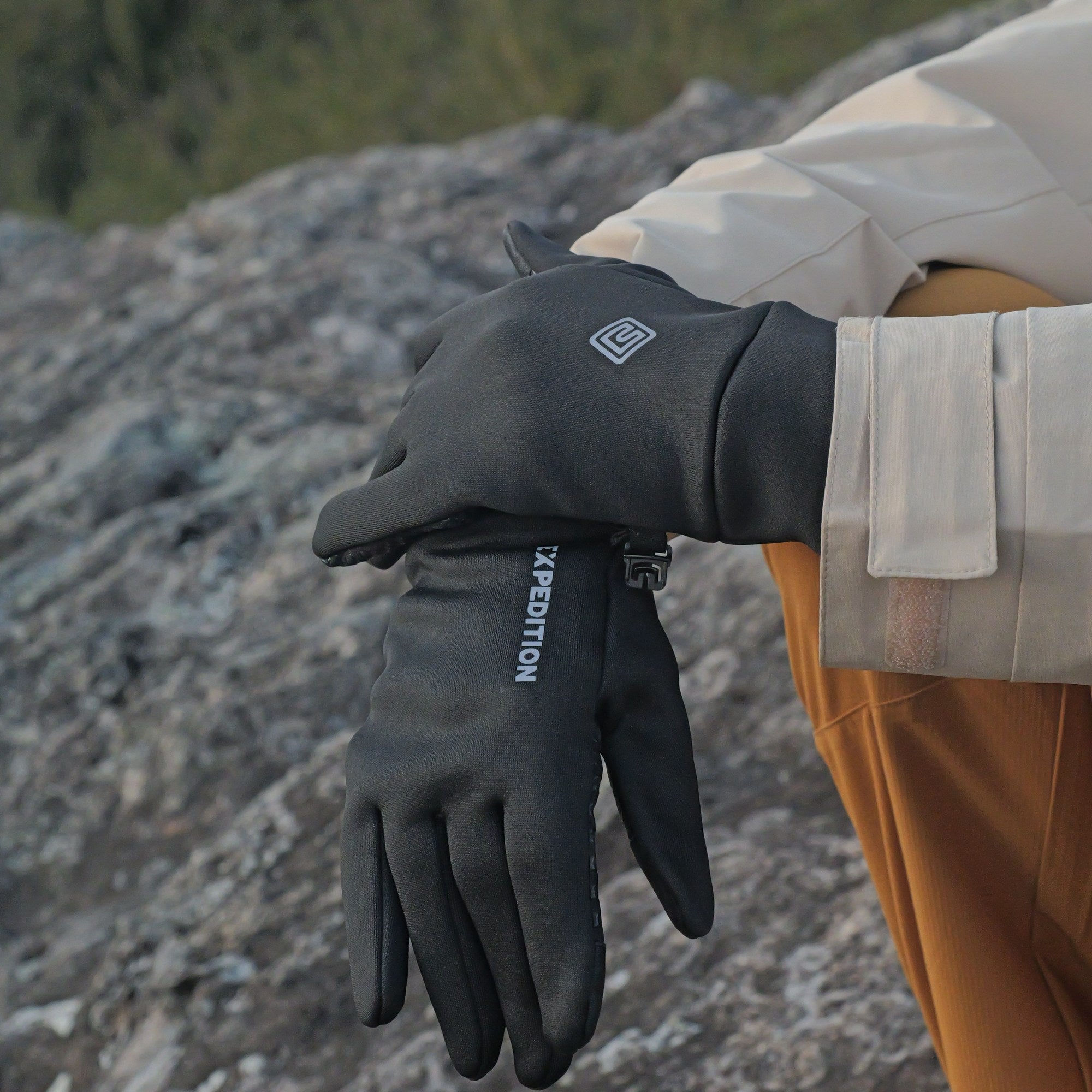 Luvas Térmicas Touch Mantiqueira Series — close com logo Expedition no entardecer