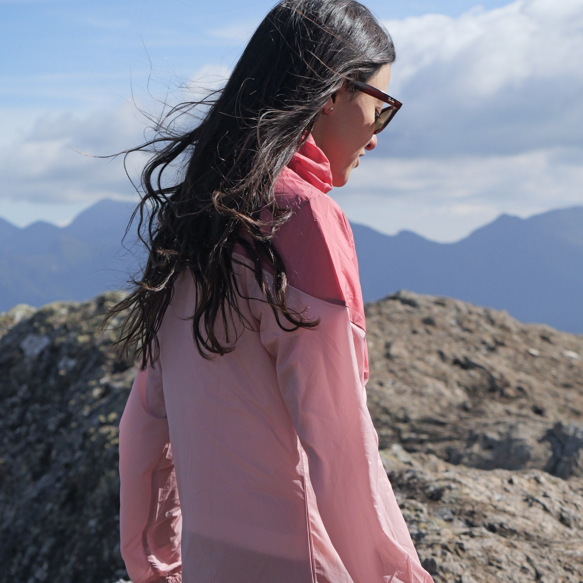 Jaqueta Sollipulli Windshell Feminino Rosa — detalhe do colorblock no cume
