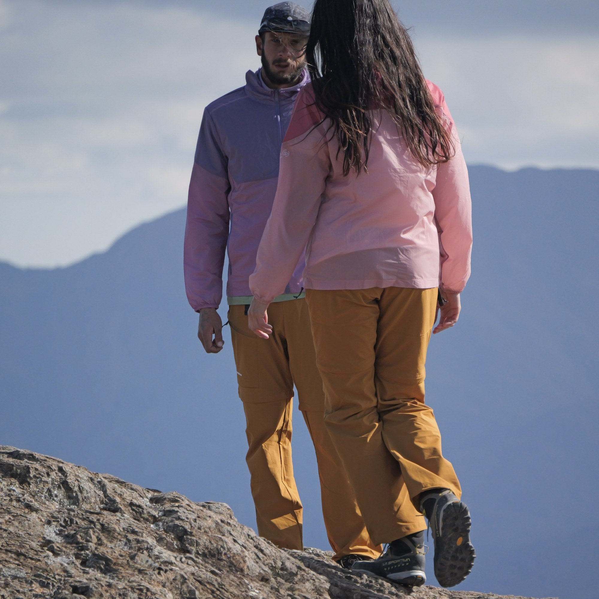 Jaqueta Sollipulli Windshell Feminino — caminhando na crista da montanha