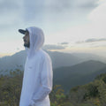 Jaqueta Corta Vento Ultra Light Branca — modelo no cume da Serra da Mantiqueira ao amanhecer